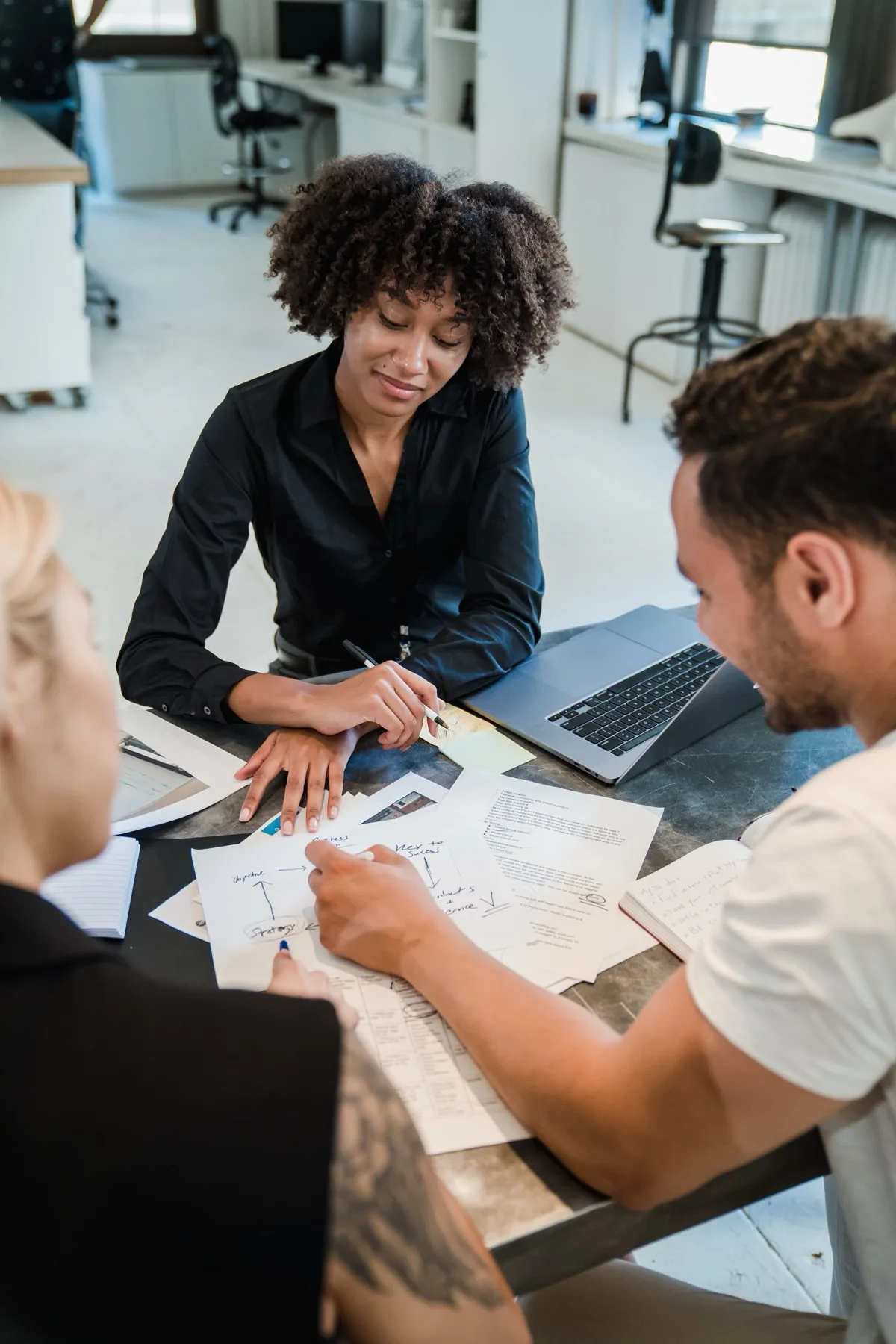 Équipe d’entrepreneurs et consultants travaillant sur une stratégie de franchise